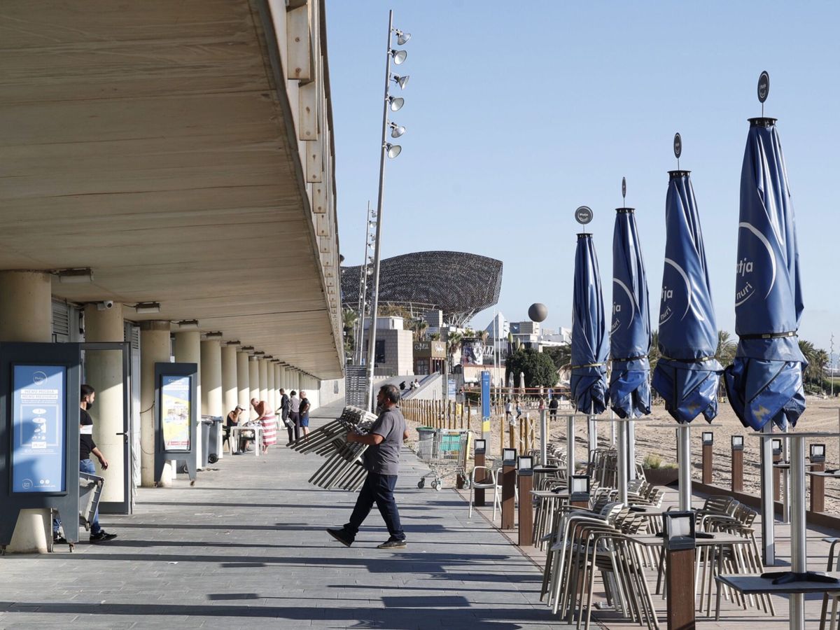 Foto: Trabajadores de un restaurante en la playa de la Barceloneta. (EFE)