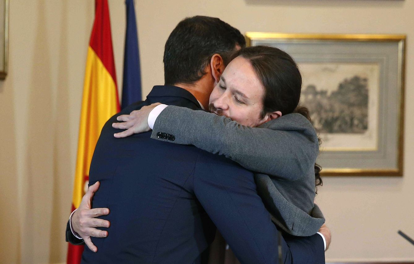 Sánchez (i) e Iglesias se abrazan tras firmar un acuerdo para la formación de un Ejecutivo. (EFE)