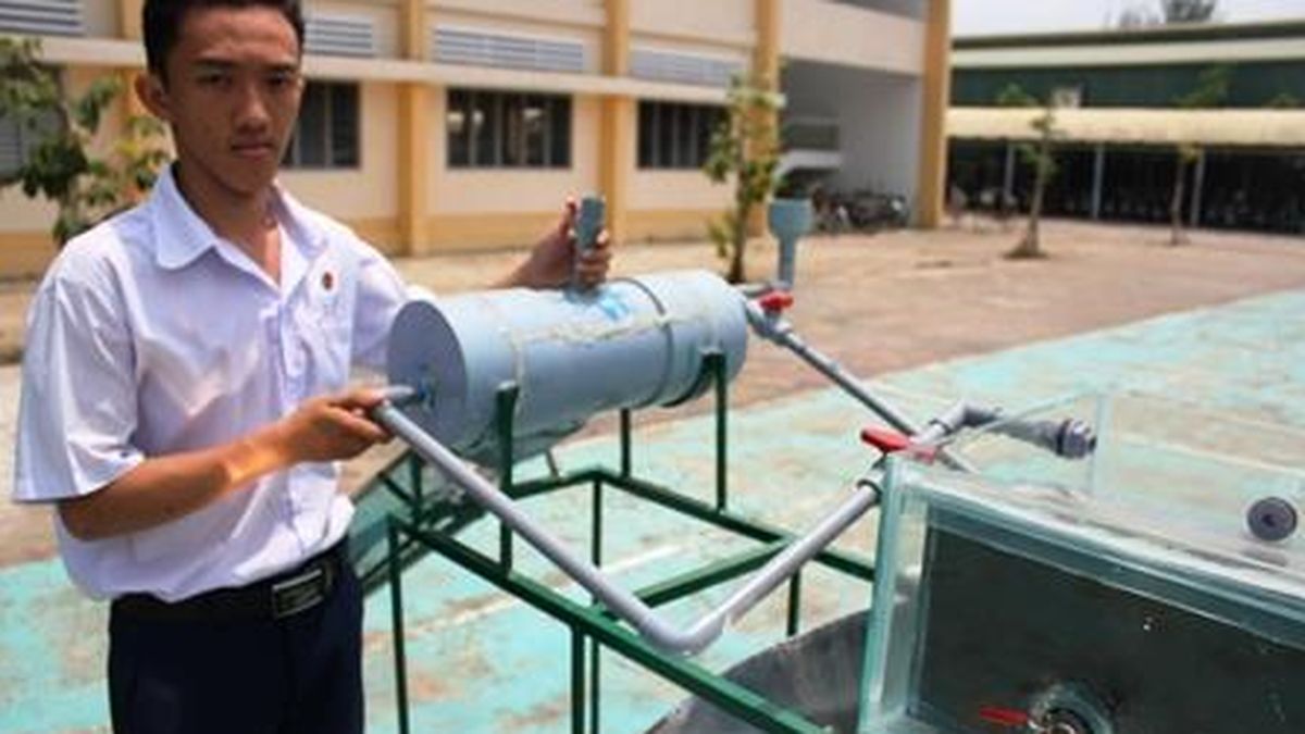educación Abigarrado construcción Un estudiante de 17 años inventa una máquina que potabiliza agua por 45  dólares