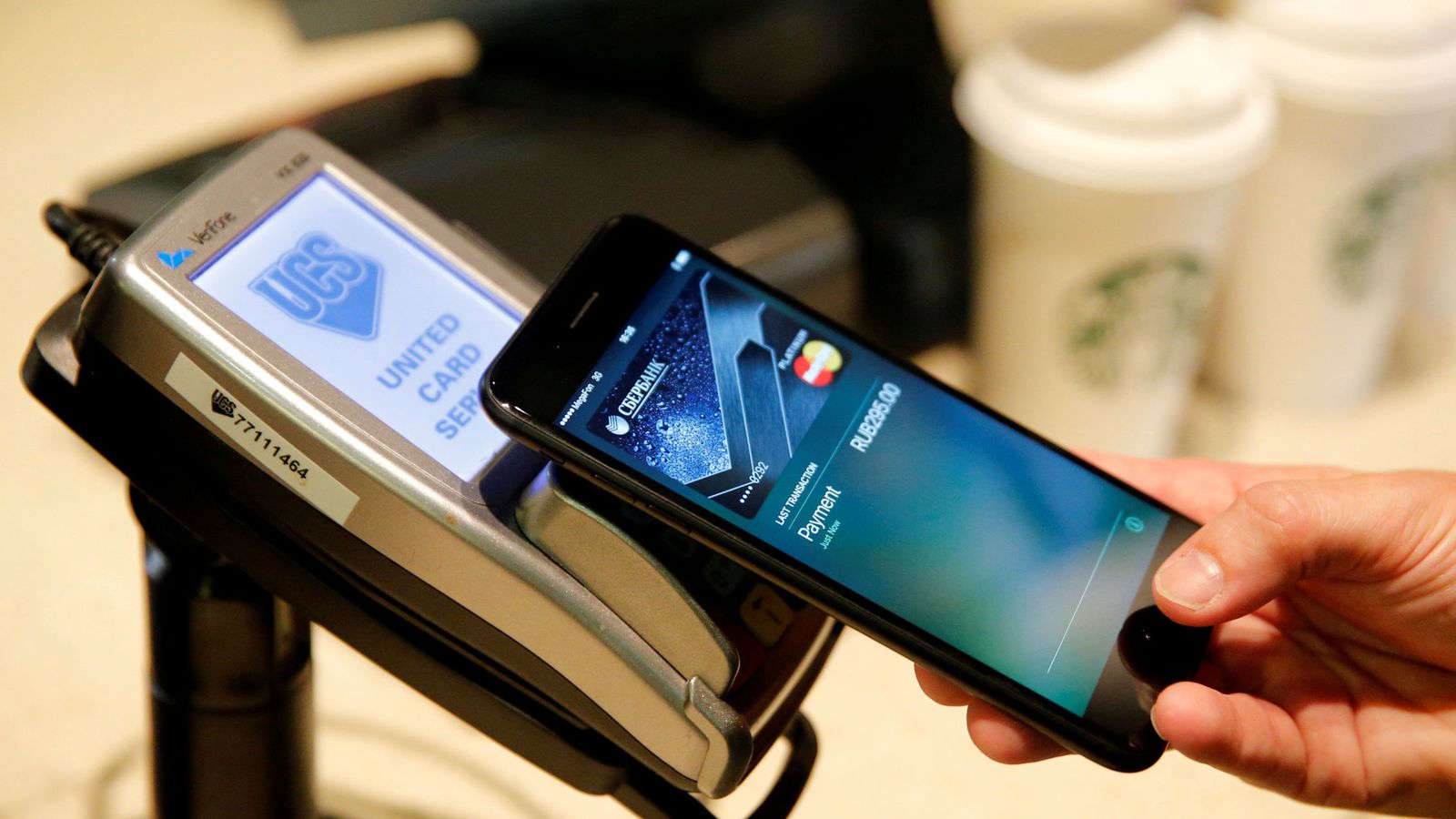 Foto: Un usuario utiliza Apple Pay en un iPhone 7 para pagar. (Reuters)