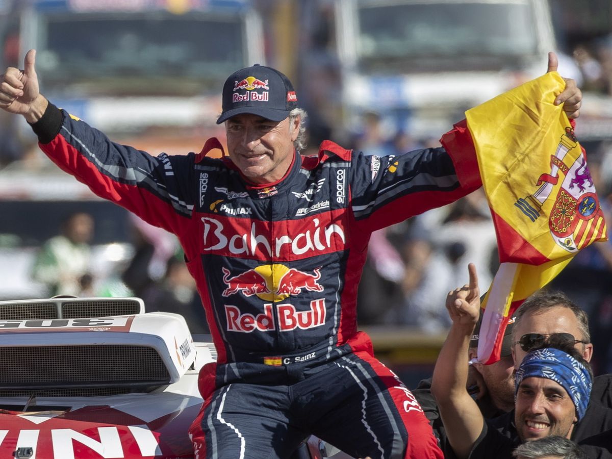 Foto: Carlos Sainz celebra su victoria en el pasado Dakar. (EFE)