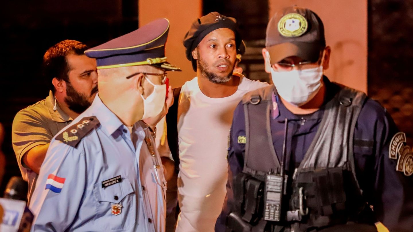 Ronaldinho Gaúcho, acompañado por integrantes de la policía paraguaya. (EFE)