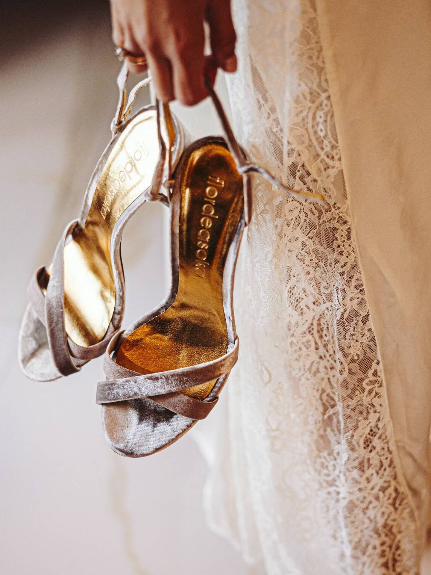 Las sandalias de Claudia para su boda.  (Ramón Verdugo)