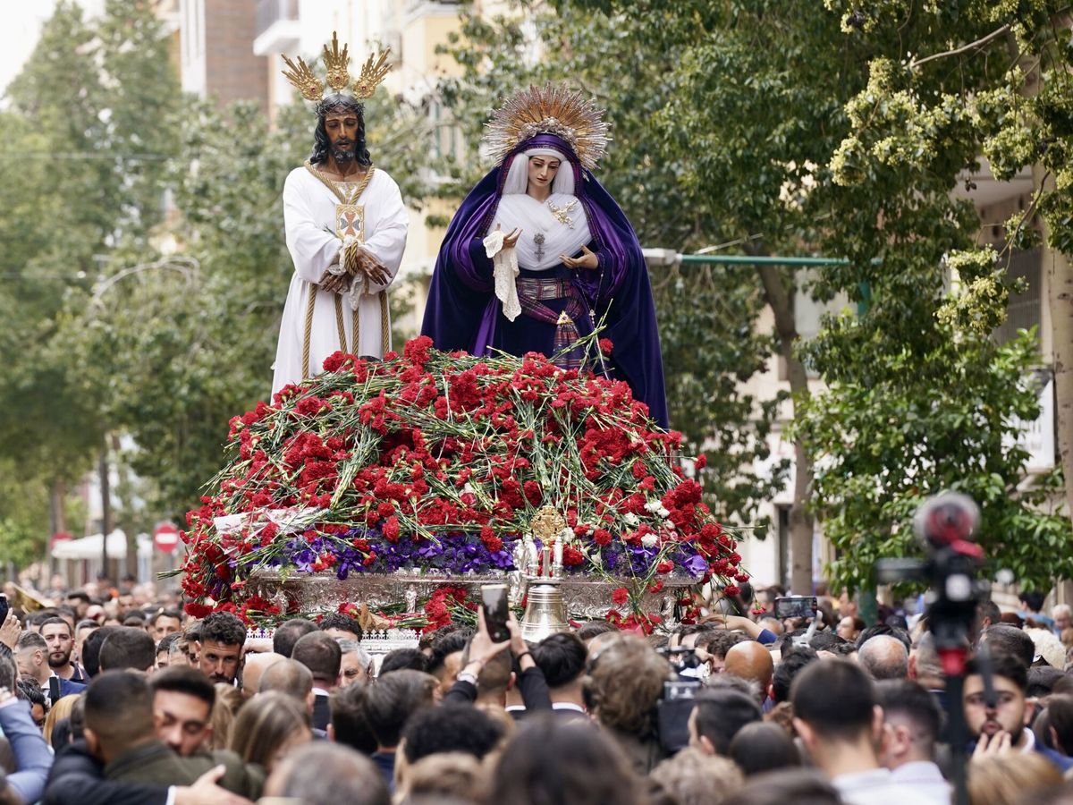 Foto: Traslado del paso Nuestro Padre Jesús Cautivo y María Santísima de la Trinidad en Málaga (Álex Zea/Europa Press) 