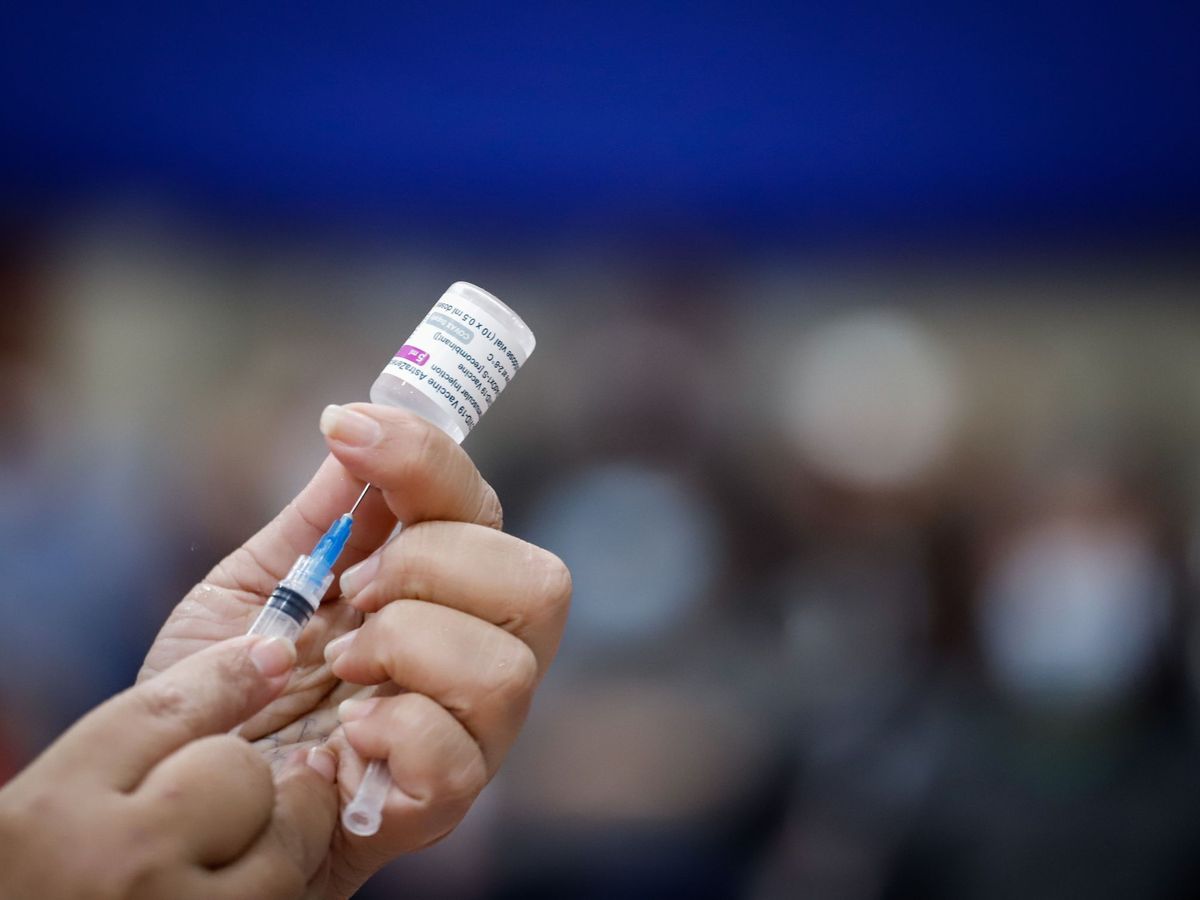 Foto: Una enfermera prepara una vacuna contra la covid-19 (EFE)