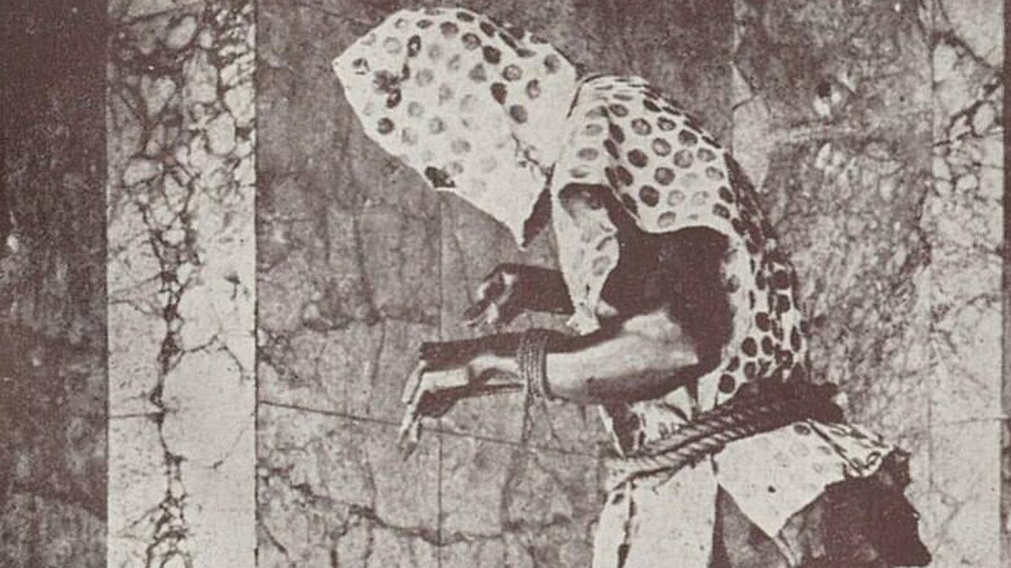 Un miembro de la Leopard Society en un retrato de 1934 en 'Le Monde colonial illustré'.