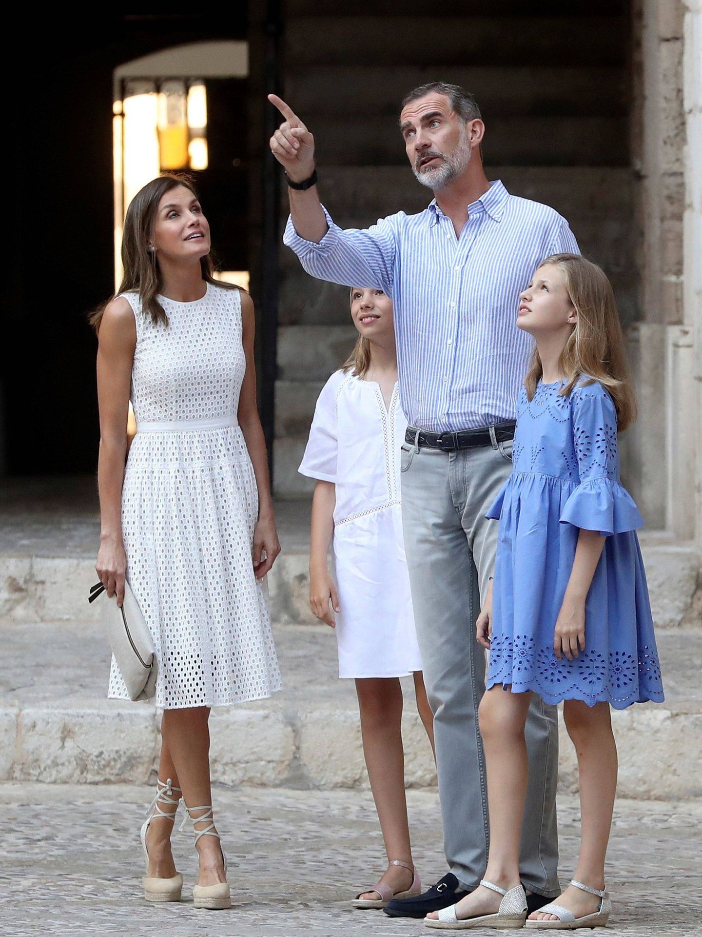 Los Reyes y sus hijas, la princesa Leonor y la infanta Sofía, en Palma. (EFE)