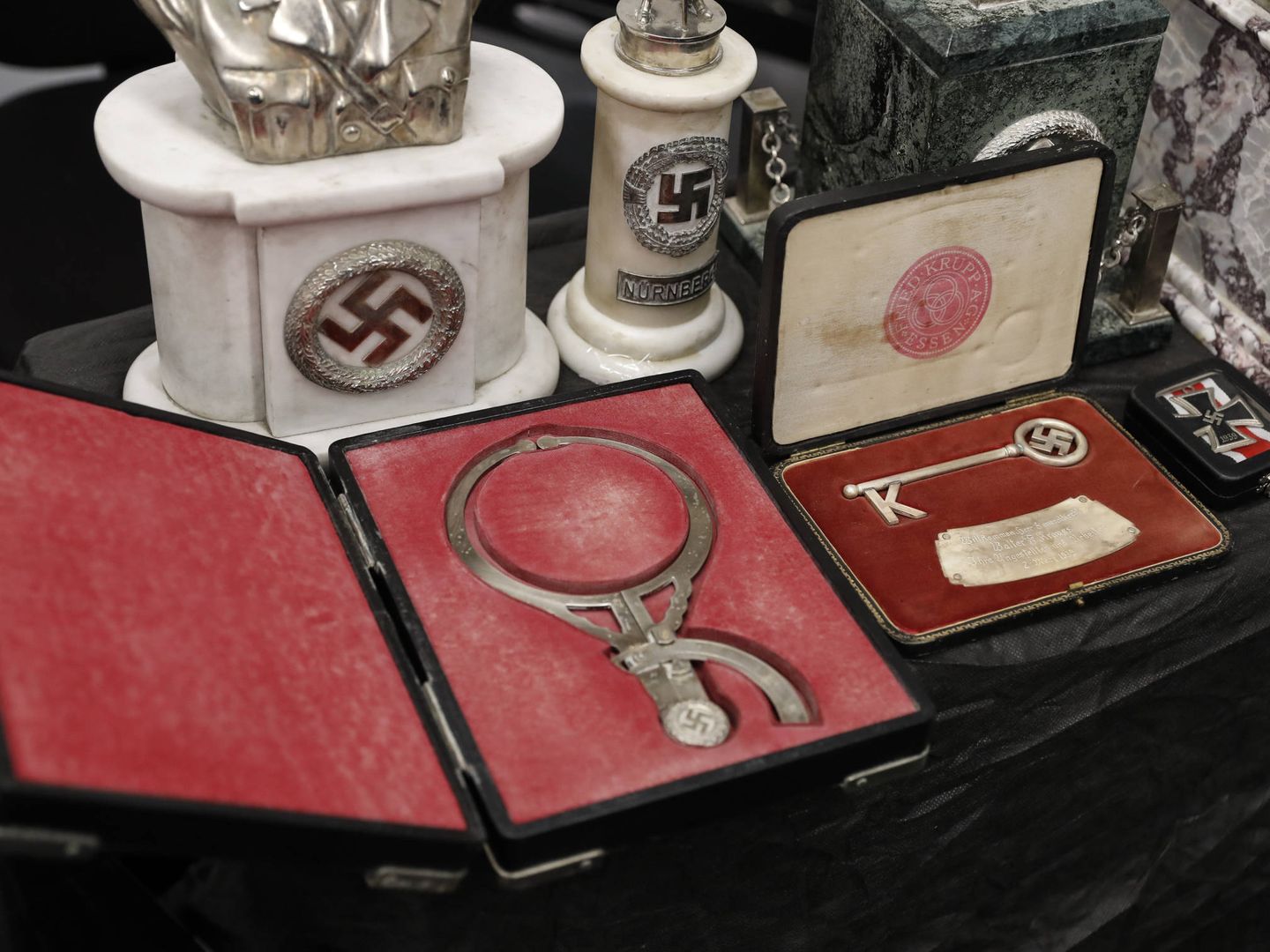 Detalle de algunas de las piezas con símbolos nazis recuperadas por la Policía Federal argentina. (EFE)