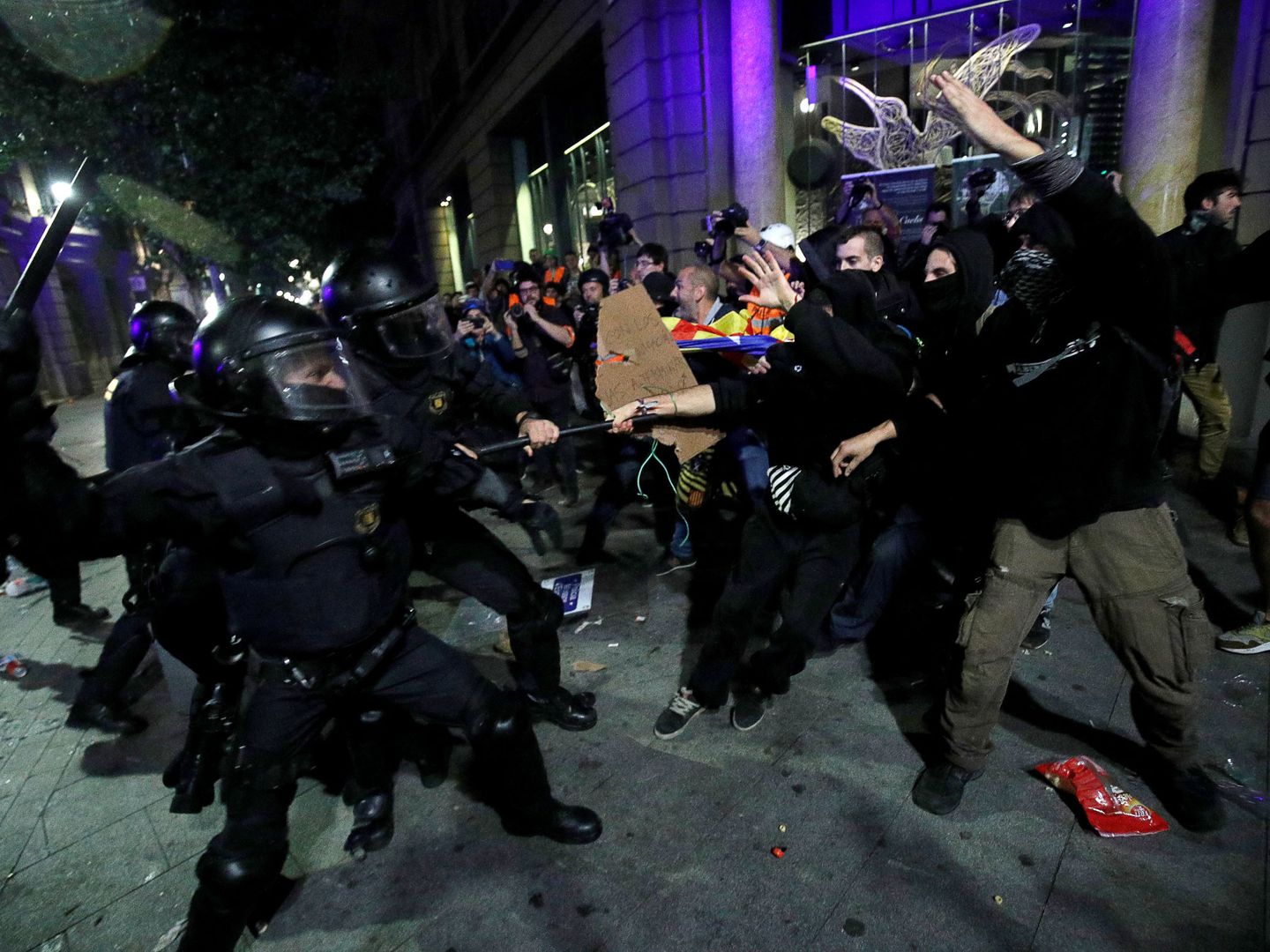 Imagen de los disturbios de ayer en Barcelona. (Reuters)
