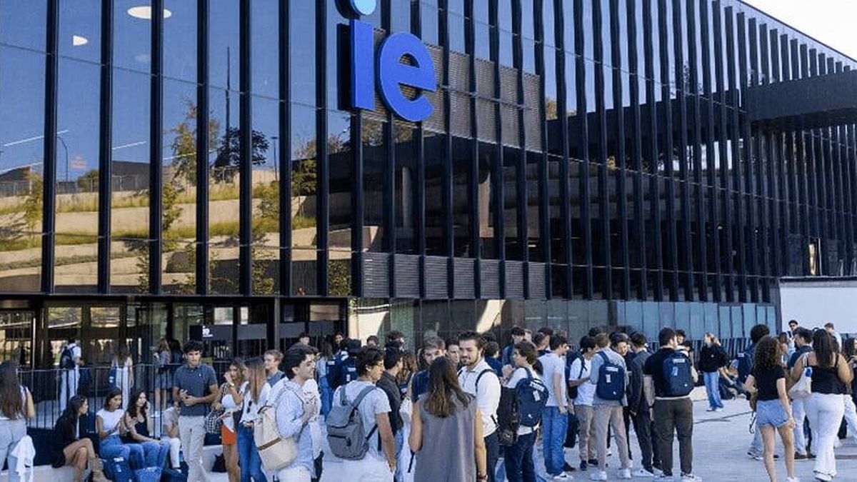 La paradoja del IE: la universidad que registra más salario medio, pero menor tasa de afiliación