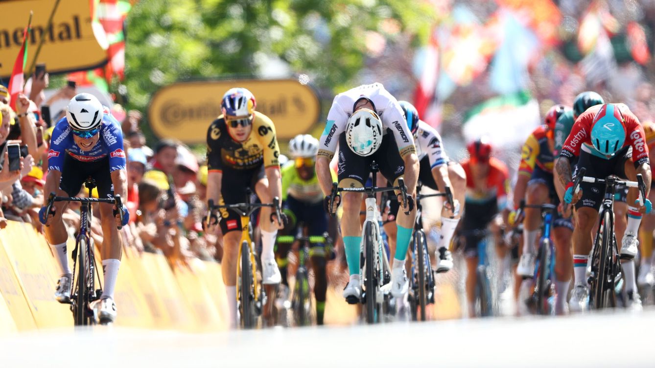 Foto: Tour de Francia 2023: etapa de hoy Amorebieta-Etxano-Bayona, ganador en directo | EFE EPA MARTIN DIVISEK 