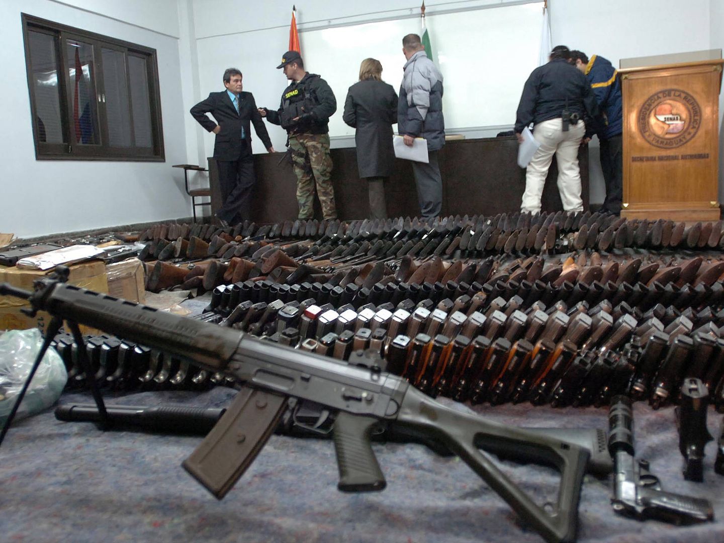 Agentes paraguayos muestran armas incautadas al PCC, en la ciudad de Pedro Juan Caballero. (Reuters)