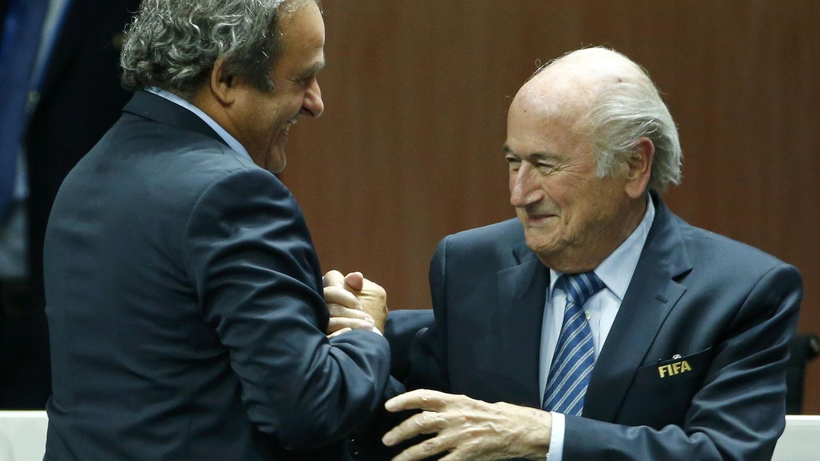 Foto: Platini saluda a Blatter (Reuters).