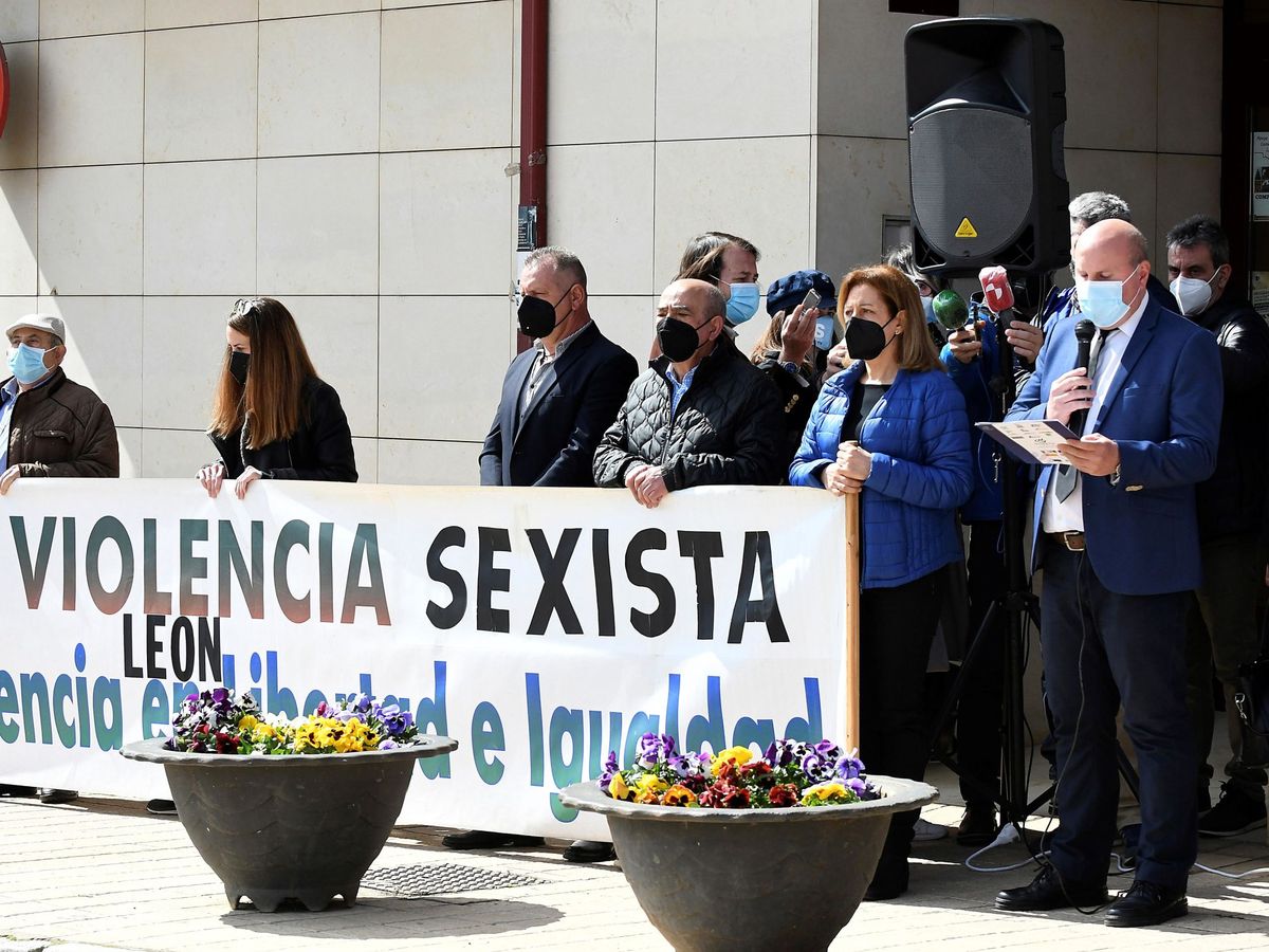 Foto: Concentración contra la violencia machista en Mansilla de las Mulas (León). (EFE)