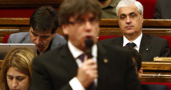 Foto: Germà Gordó escuchando la intervención del presidente de la Generalitat, Carles Puigdemont. (Efe) 