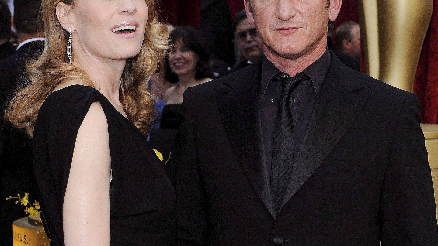 La actriz junto a Sean Penn en los Oscar. (EFE)
