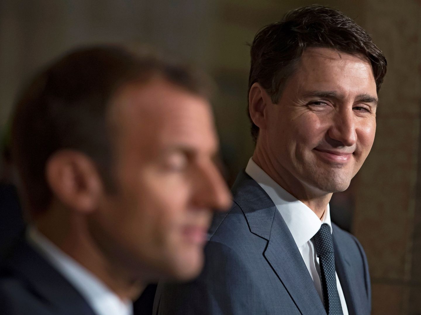 Trudeau sonríe a Macron durante el encuentro bilateral que han mantenido previo al G7.