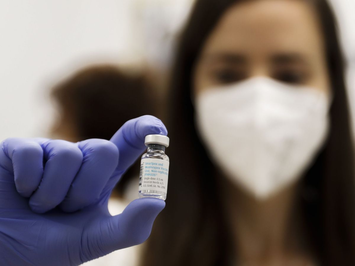Foto: Una enfermera muestra un vial de la vacuna contra la viruela del mono. (EFE/Luis Millán)