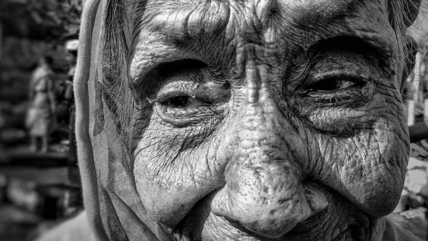 Amina Begum tiene 90 años. Ha sido refugiada cuatro veces en Bangladesh. Ya no quiere una vida de refugiada, le gustaría volver a su país de origen. (Md Jamal)