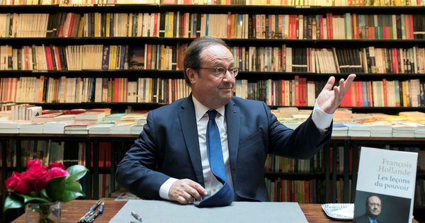Foto: El expresidente francés François Hollande firmando ejemplares de su libro en la librería Galignani de París. (EFE)