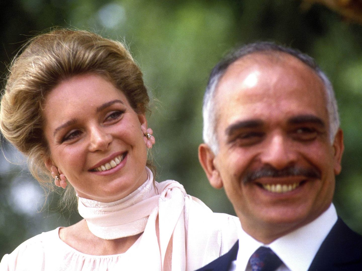 El rey Hussein con Noor de Jordania en 1984. (Cordon Press)