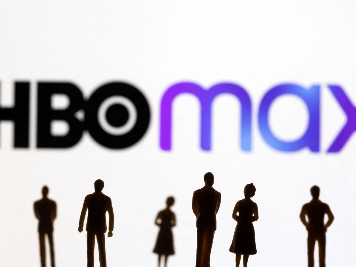 Foto: Figuras de personas delante del logo de HBO Max. (Dado Ruvic/Reuters)