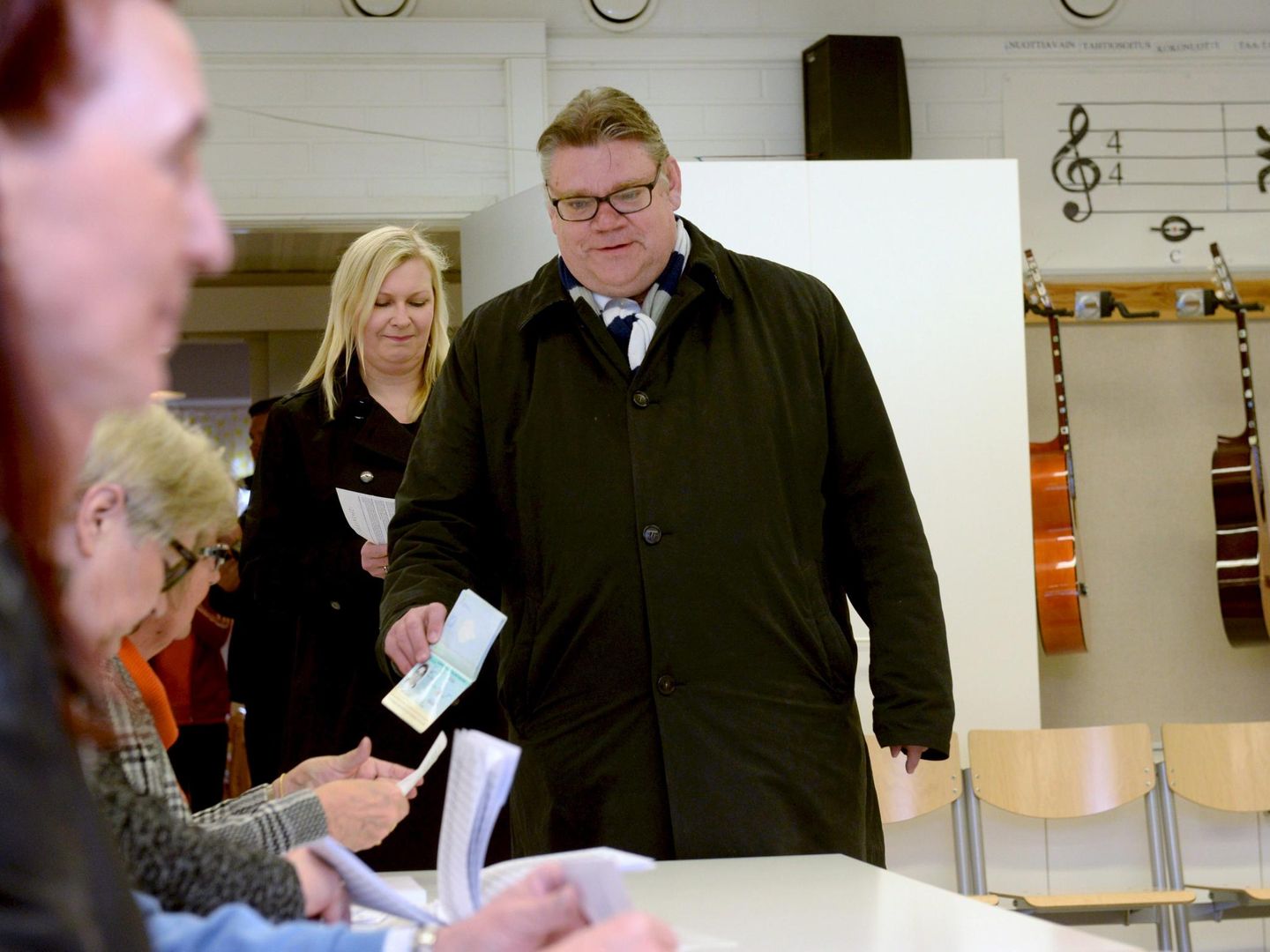 El líder de Verdaderos Finlandeses, el populista Timo Soini, vota en Espoo (Reuters).