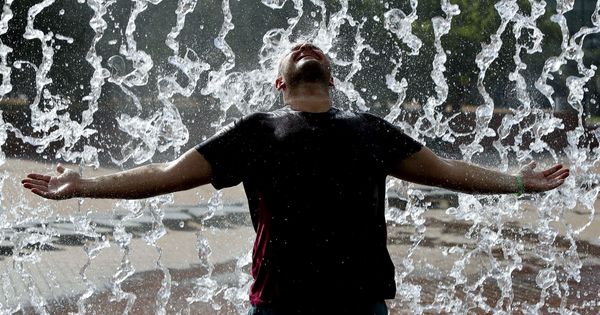 Foto: Un hombre se refresca en una fuente en Lisboa. (EFE)
