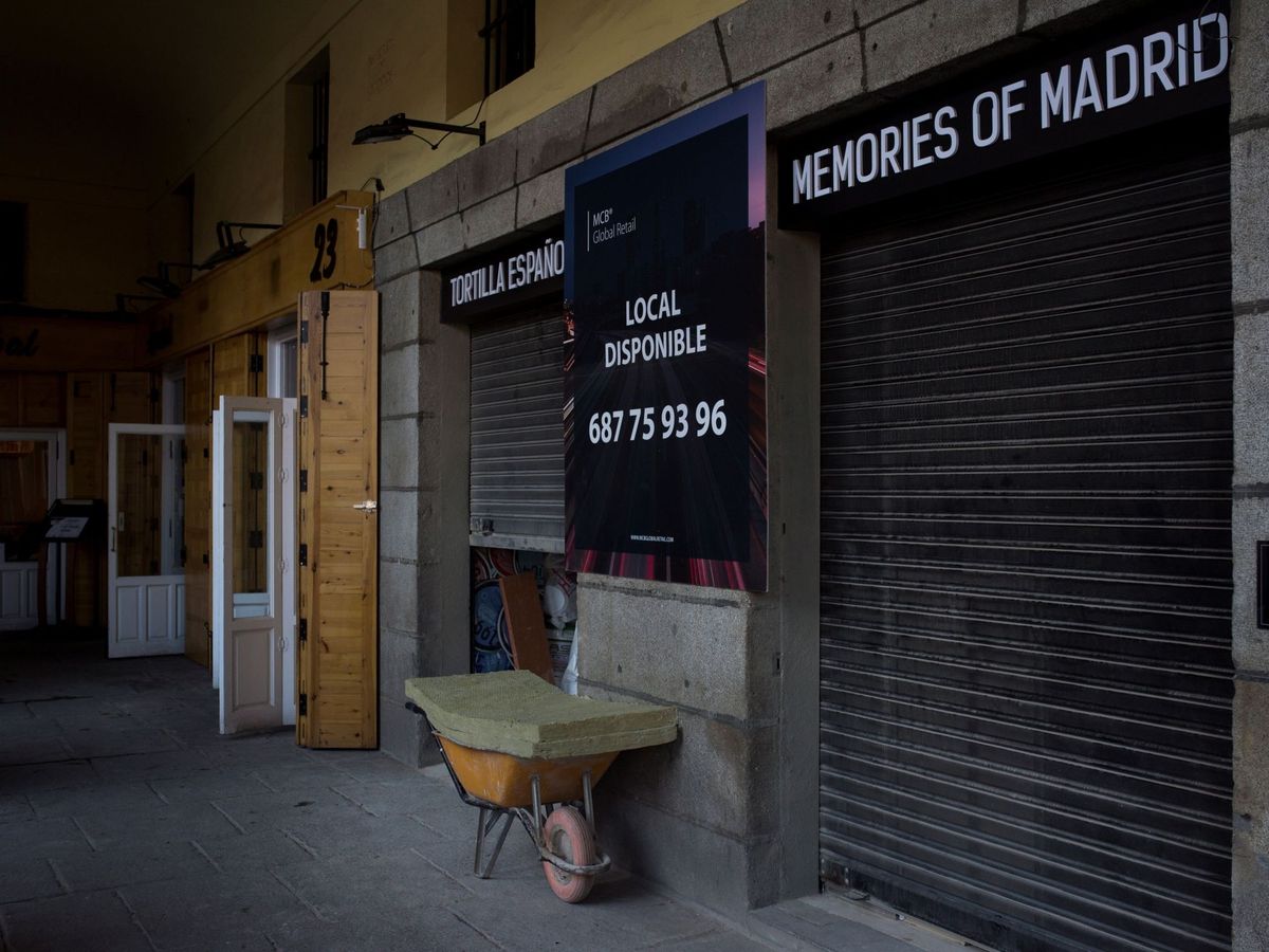 Foto: Un restaurante en la plaza Mayor de Madrid, cerrado por el covid. (EFE)