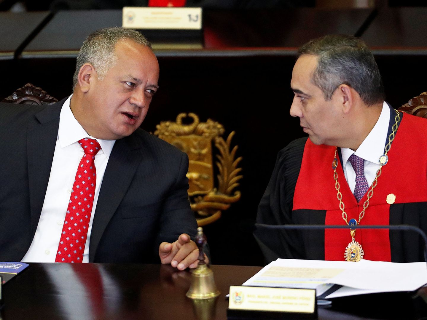 Maikel Moreno, presidente del Tribunal Supremo, (dcha), junto al número dos del Gobierno, Diosdado Cabello.(Reuters)