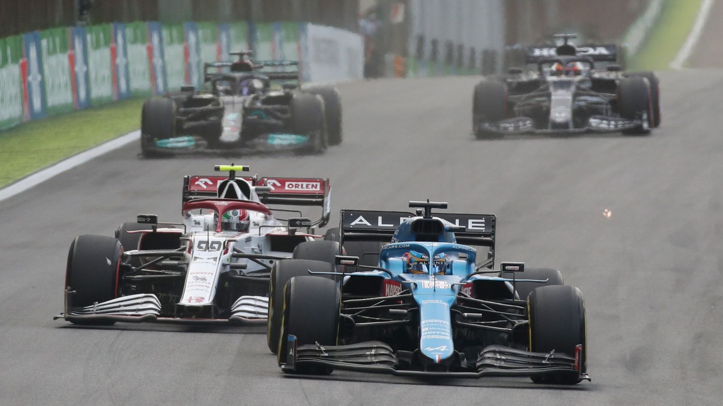 Fernando Alonso durante la carrera al sprint. (Reuters/Ricardo Moraes)