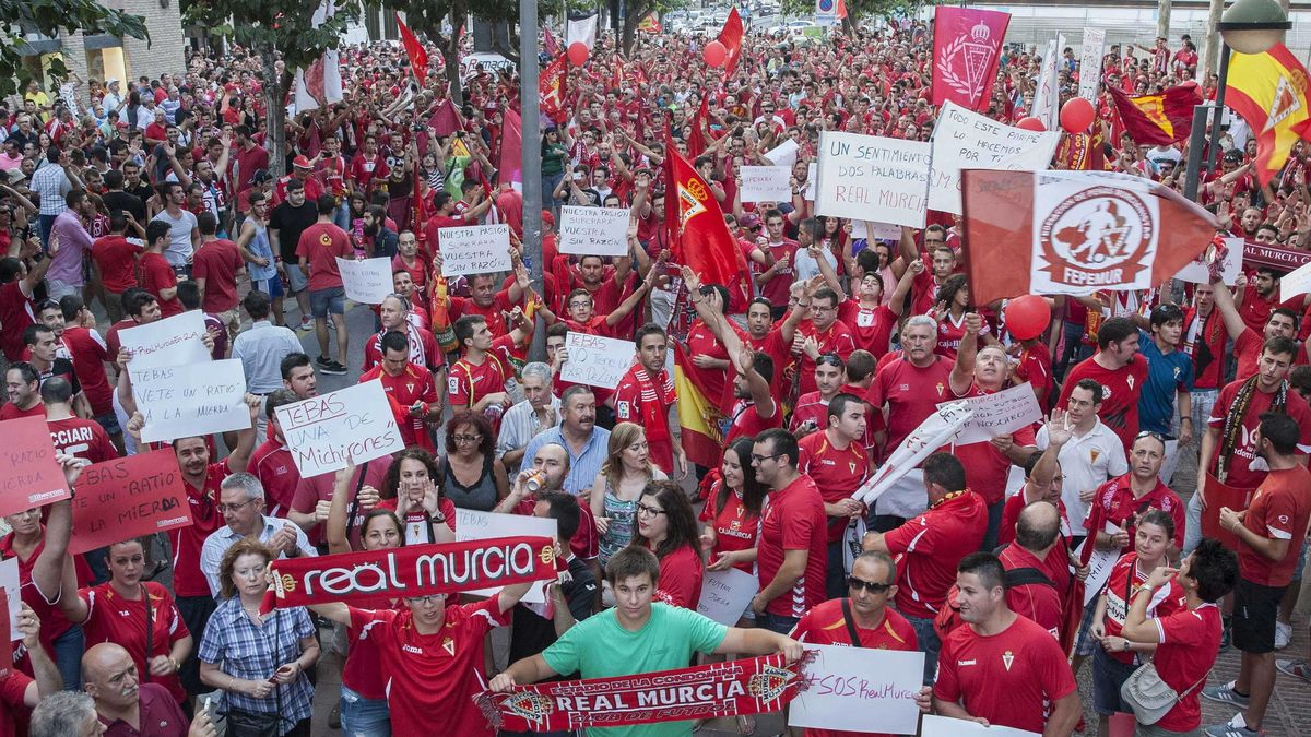 La Comisión de la LFP decide si el Murcia es de Segunda, pero el 'follón' continuará