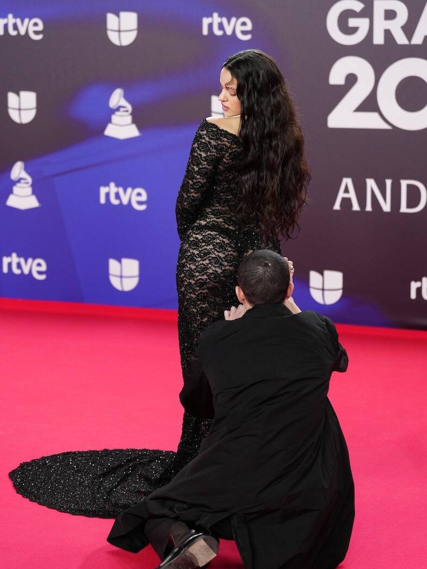 Los problemas de Rosalía con su vestido en la alfombra de los Latin Grammy. (LP)