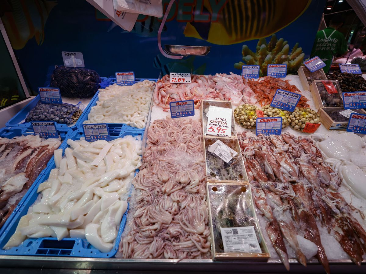 Foto: Pescadería, en un mercado de Madrid. (EFE/Javier Lizón)