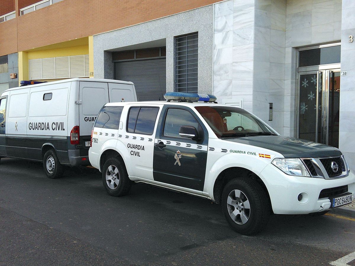 Foto: Imagen de archivo de dos vehículos de la Guardia Civil frente a los Juzgados de Roquetas. (EFE)