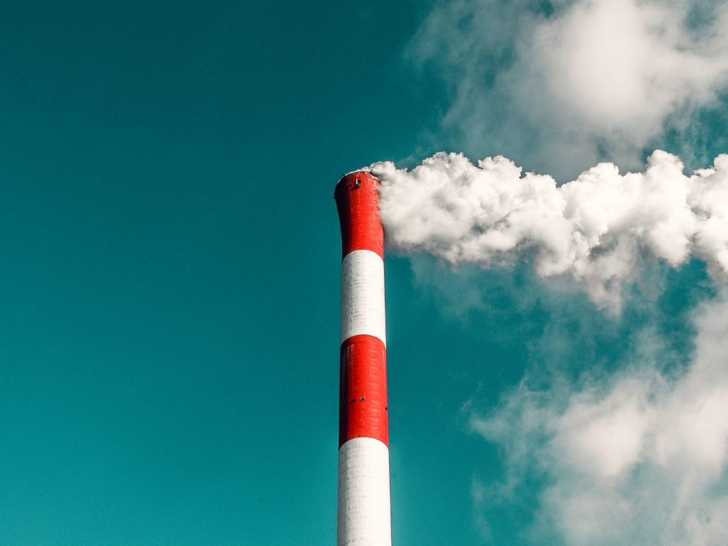 Una de las acciones indiscutibles es eliminar las emisiones de gases de efecto invernadero. (Unsplash/@veeterzy)