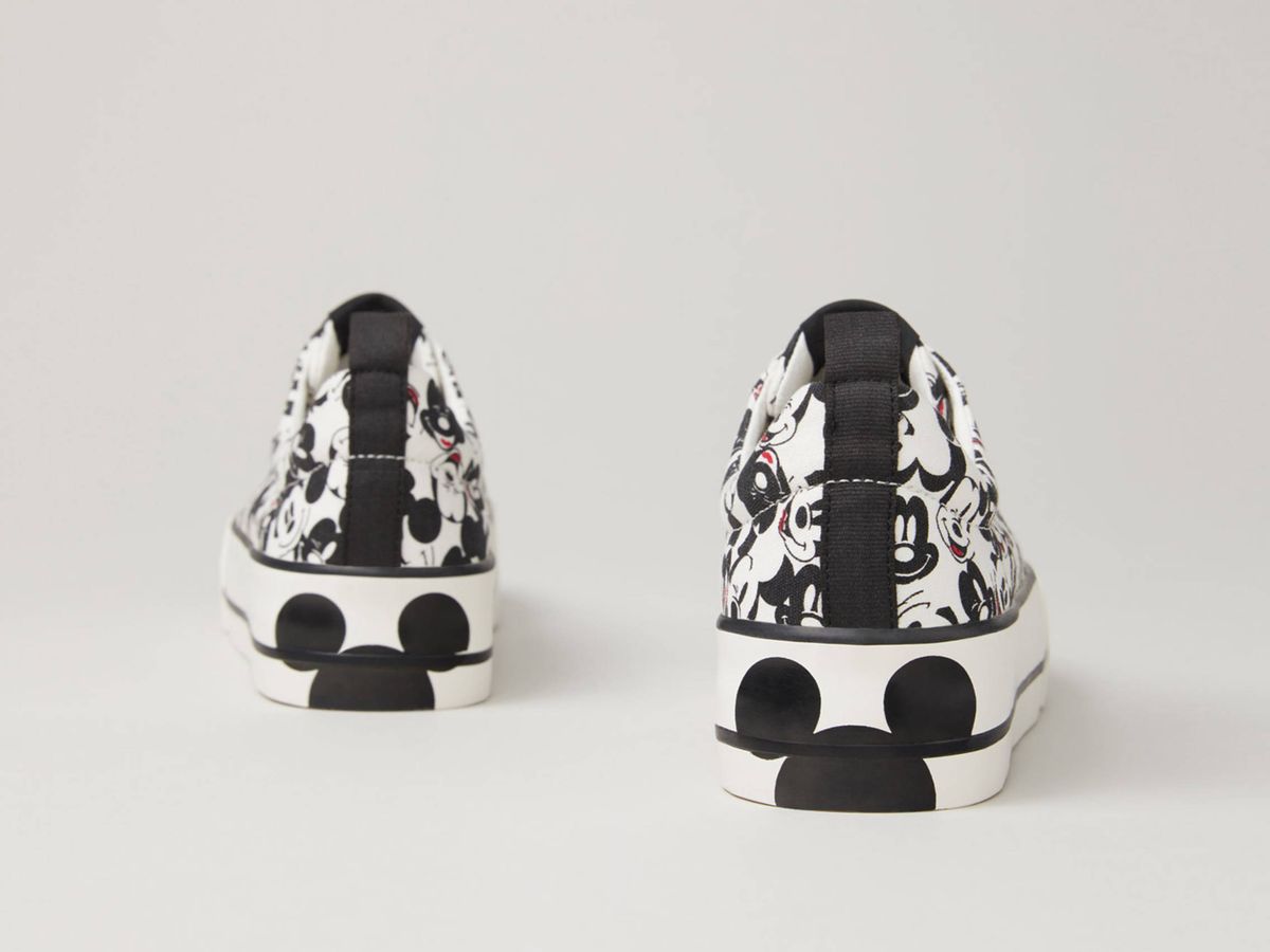 Foto: Las zapatillas deportivas de Mickey Mouse que vende Lefties. (Cortesía)