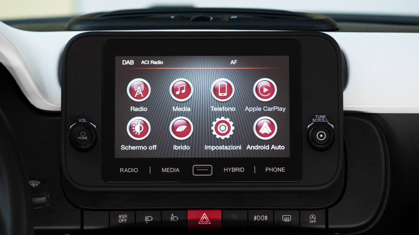 La pantalla central táctil, de 7 pulgadas, es compatible con Apple CarPlay y Android Auto.