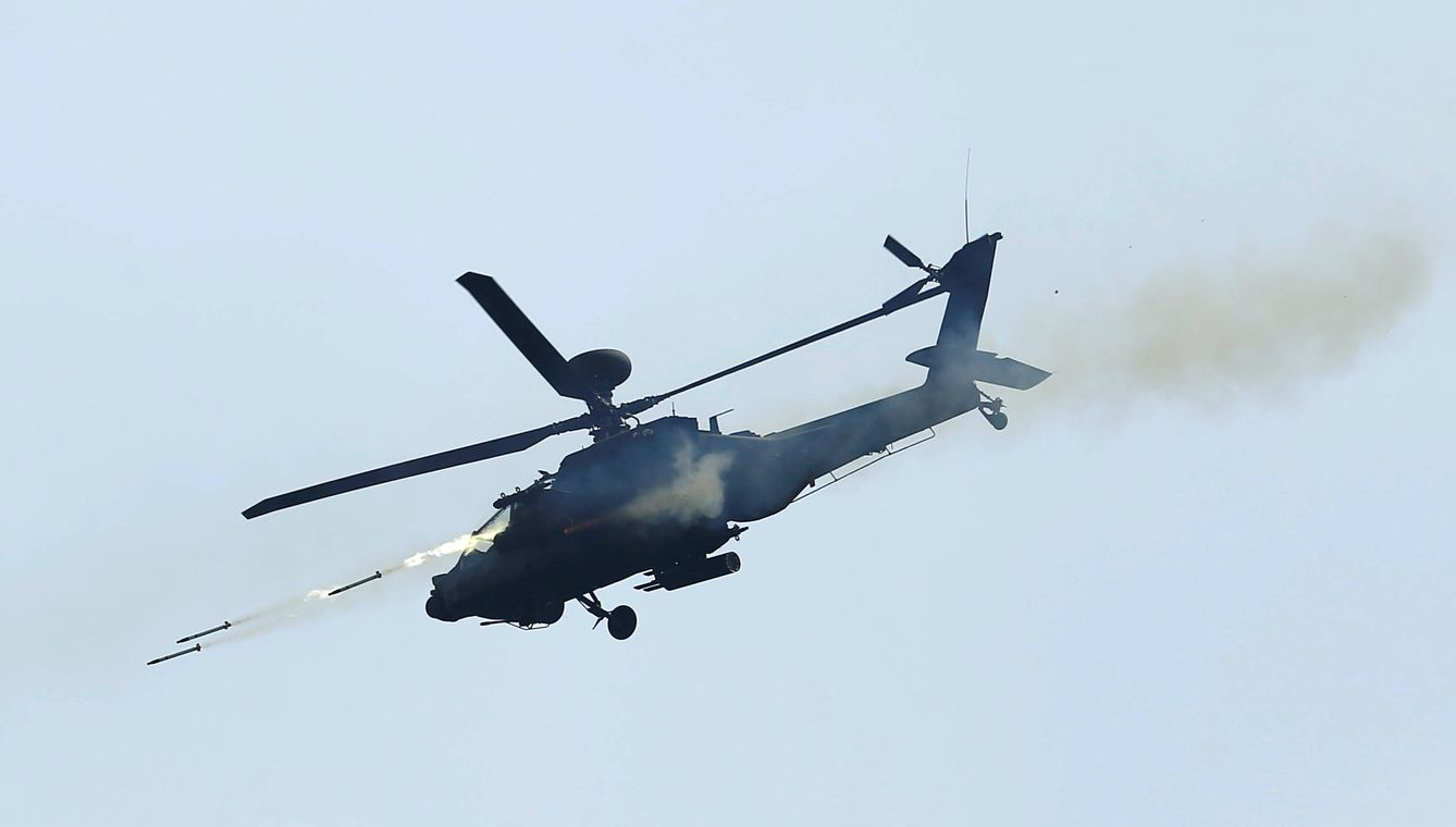 Un helicóptero chino AH-1W Super Cobra, durante un entrenamiento (Foto: Reuters)