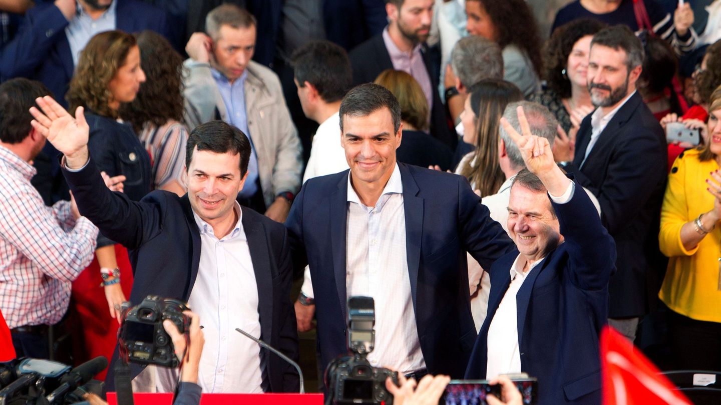 Pedro Sánchez (c), junto al alcalde y presidente de la FEMP, Abel Caballero (d), y el líder de los socialistas gallegos, Gonzalo Caballero (i), el pasado 5 de octubre en un mitin en Vigo. (EFE)