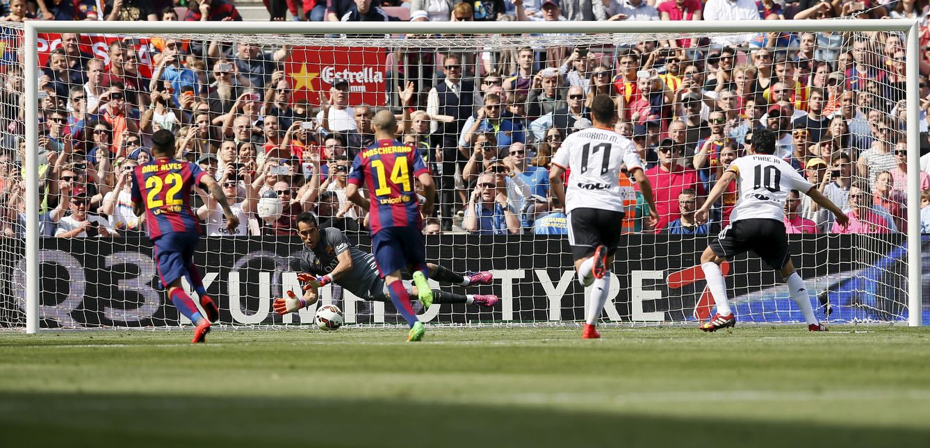 Claudio Bravo para el penalti lanzado por Parejo (Reuters).