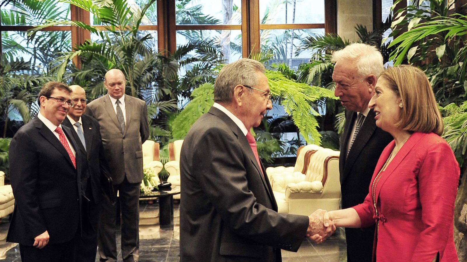 Foto: El presidente de Cuba Raúl Castro saluda al ministro español de Asuntos Exteriores funciones, José Manuel García-Margallo y a la ministra española de Fomento en funciones, Ana Pastor. (Efe)