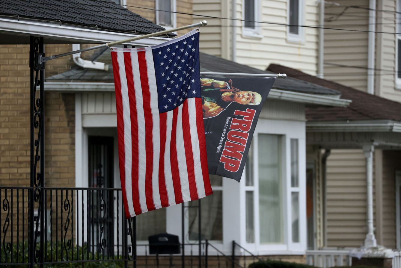 Una casa de Wilkes-Barre, Pensilvania, decorada con una imagen de Trump. (Reuters)