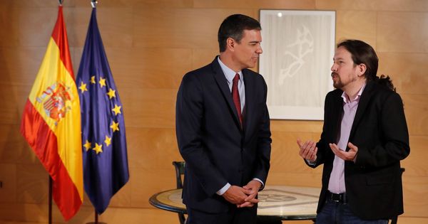 Foto: El presidente del Gobierno, Pedro Sánchez (i), y el líder de Podemos, Pablo Iglesias, durante la nueva ronda de consultas para la investidura. (EFE)