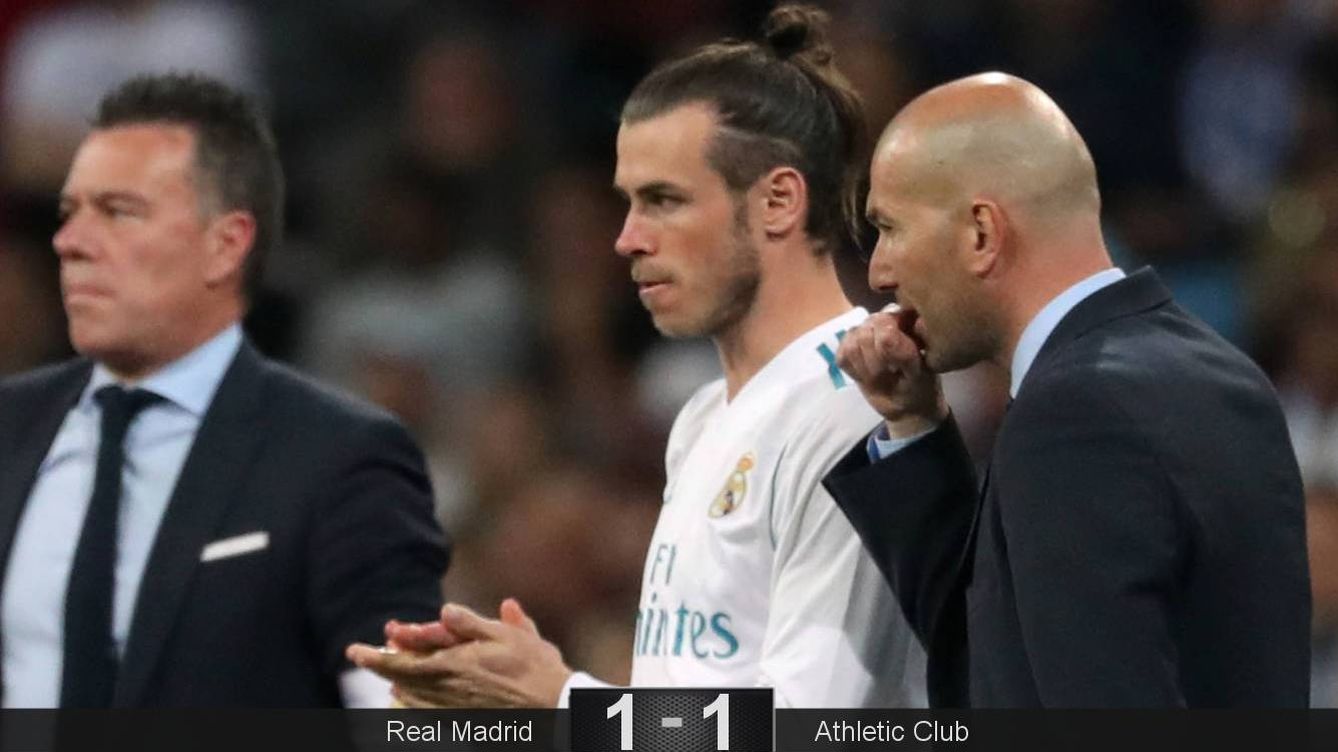 Foto: Zidane da instrucciones a Bale en el momento de salir al campo contra el Athletic. (Reuters)