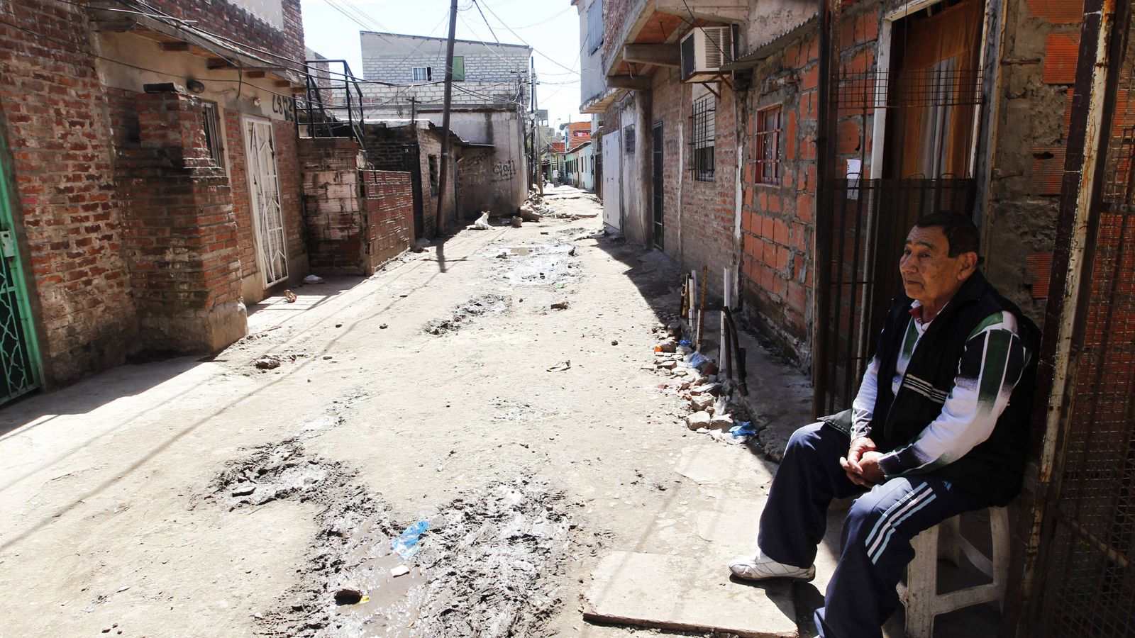 Foto: Un hombre sentado ante su casa en el barrio Villa 15, en Buenos Aires. (Reuters)