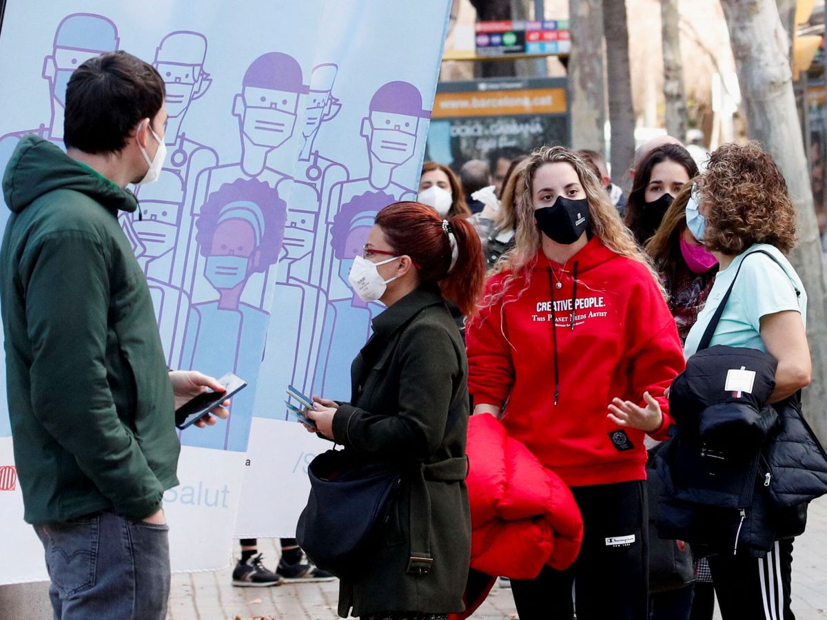 Foto: Personas esperan para recibir la vacuna en Barcelona. (Reuters/Albert Gea)