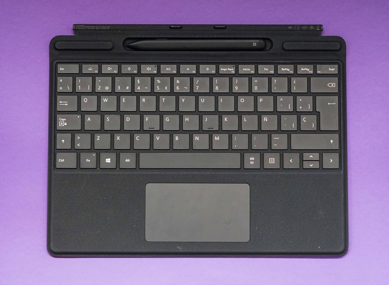 Arriba, teclado del Surface 7 Pro. Abajo, teclado del Surface X. Foto: M. Mcloughlin