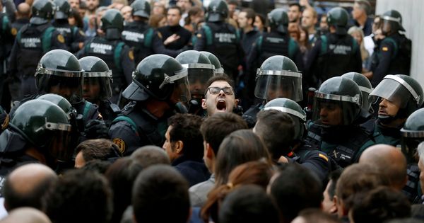 Foto: Cargas policiales en Cataluña en el día del referéndum (REUTERS)