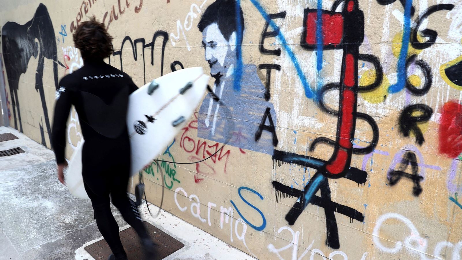Foto: ETA no se ha ido del todo, pintada en el barrio del Gros de Donosti, mayo de 2018. (EFE)